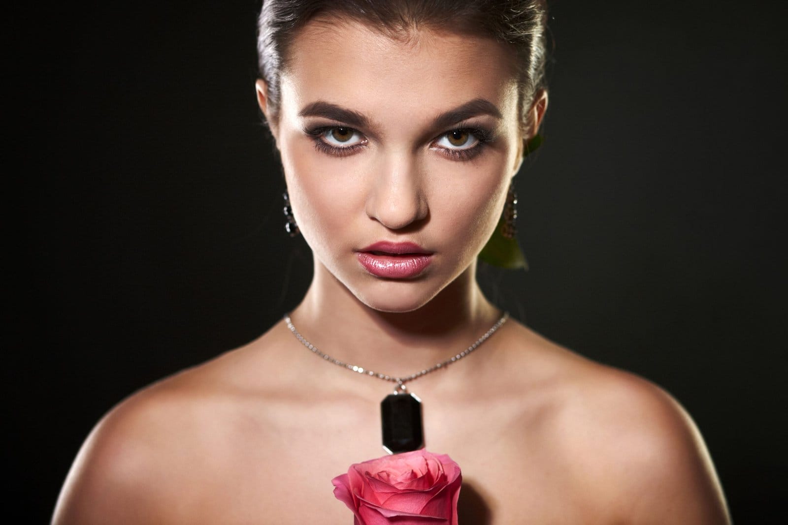 A Woman Wearing Peelerie White Gold Necklace | Peelerie A woman wearing peelerie jewelry trends white gold necklace
